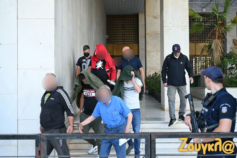 Οι συλληφθέντες της υπόθεσης ΟΠΕΚΕΠΕ κατά τη μεταγωγή τους από τη ΓΑΔΑ προς τα γραφεία της Ευρωπαϊκής Εισαγγελίας στην Αθήνα, υπό ισχυρή αστυνομική συνοδεία.