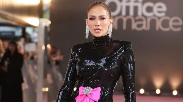 Jennifer Lopez: Μαγνήτισε τα βλέμματα στην πρεμιέρα της στο Λονδίνο με φούξια δημιουργία!