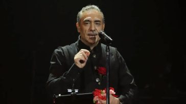 Πώς είναι σήμερα ο Νότης Σφακιανάκης; Η φωτογραφία από το αεροδρόμιο που δεν περίμενε κανείς