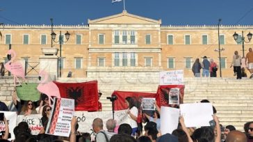 Συγκέντρωση στο Σύνταγμα κατά αμερικανικής επένδυσης στην Αλβανία