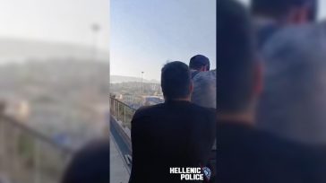Πειραιάς: Αστυνομικοί έσωσαν άνδρα που ετοιμαζόταν να πηδήξει από μπαλκόνι