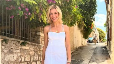Ακομπλεξάριστη η Ζέτα Δούκα: Δείχνει το σώμα της στα 52 χωρίς καμία επεξεργασία!