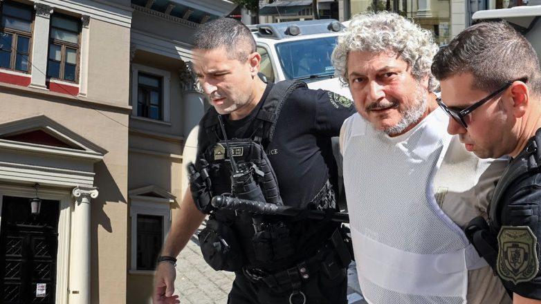 Αγνώριστος ο Τζέιμς Δαλαμάγκας κατά τη μεταγωγή του στον Εισαγγελέα Αγνώριστος ο Τζέιμς Δαλαμάγκας κατά τη μεταγωγή του στον Εισαγγελέα