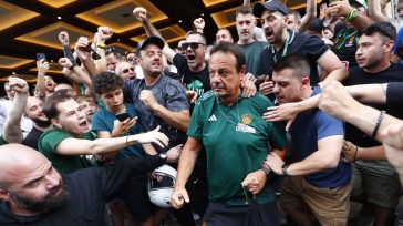 «Βούλιαξε» το Caravel κατά την αναχώρηση της αποστολής του Παναθηναϊκού