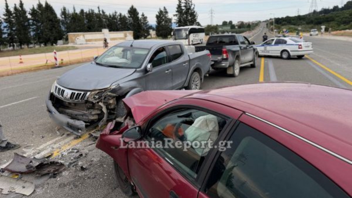 Σφοδρή σύγκρουση δύο οχημάτων στις Θερμοπύλες
