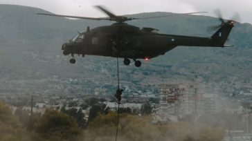 Εντυπωσιακά στιγμιότυπα από την εκπαίδευση των στελεχών της Διοίκησης Ειδικού Πολέμου