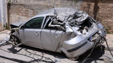 Ηλιούπολη: Φορτηγό «θέρισε» αυτοκίνητα και μάντρες – Κυκλοφοριακό χάος και διακοπές ρεύματος