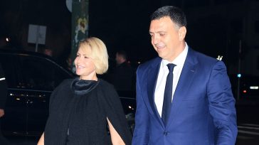 Τζένη Μπαλατσινού – Βασίλης Κικίλιας: Τα τρυφερά στιγμιότυπα στον γάμο της Αμαλίας Κωστοπούλου