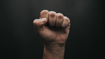 Ίλιον: Άνδρας γρονθοκόπησε γυναίκα οδηγό για την… προτεραιότητα