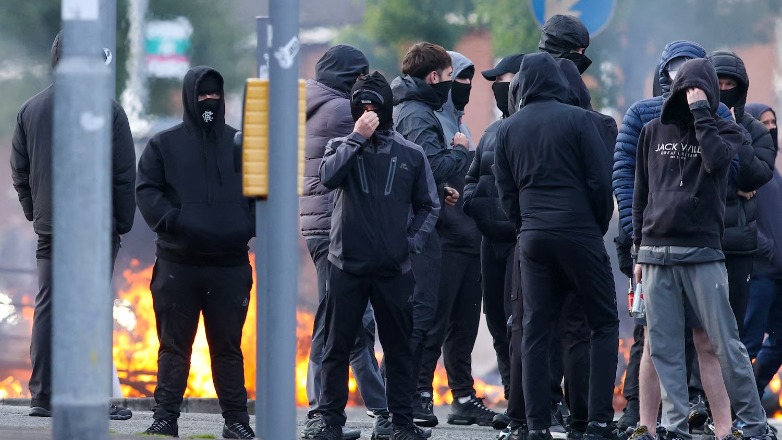 Ακροδεξιοί προτεστάντες στους δρόμους του Μπέλφαστ κατά τη διάρκεια των ταραχών