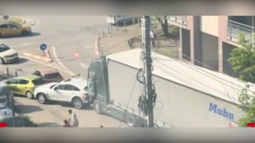 Ρουμανία: Νταλίκα σκόρπισε τον τρόμο – Παρέσυρε 9 αυτοκίνητα και λεωφορείο