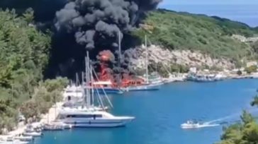 Μεγάλες ζημιές από τη φωτιά στους Παξούς – Βυθίστηκε θαλαμηγός