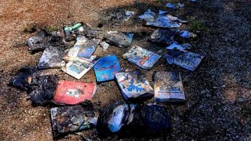 Εύβοια: Μαθητές Γυμνασίου έβαλαν φωτιά σε σχολικά βιβλία κάτω από πεύκα