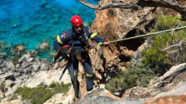 Ζάκυνθος-Βίντεο: Η δραματική διάσωση σκύλου που είχε παγιδευτεί στο γκρεμό