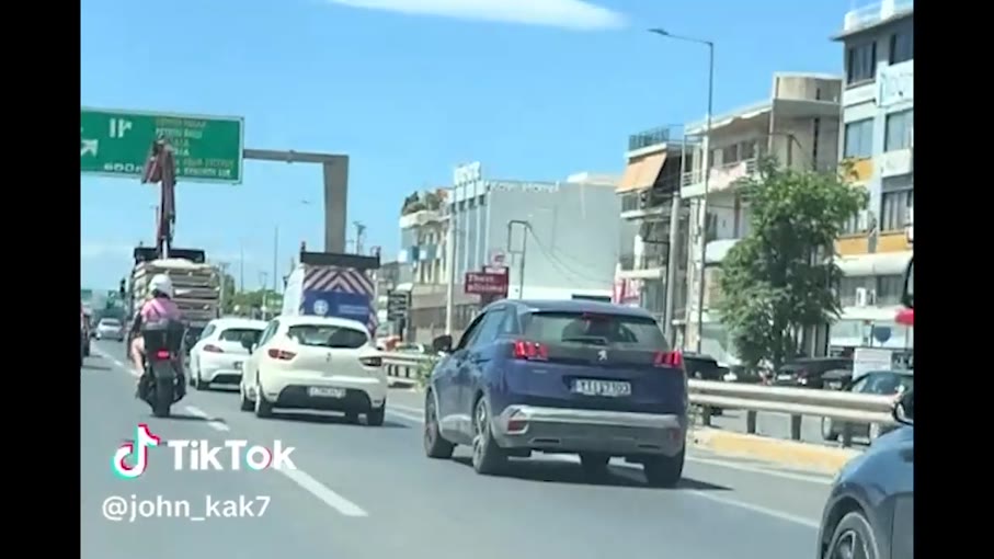 Βίντεο: Γερανοφόρο ξήλωσε πινακίδα στον Κηφισό