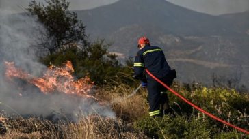 Φωτιά στα Μέθανα: Σηκώθηκαν τέσσερα αεροσκάφη και ένα ελικόπτερο