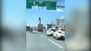 Βίντεο: Γερανοφόρο ξήλωσε πινακίδα στον Κηφισό