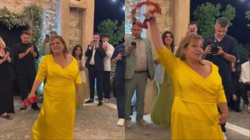 Βίκυ Σταυροπούλου: Ο ξέφρενος χορός της στον γάμο της Δανάης Μπάρκα και του Φάνη Μπότση