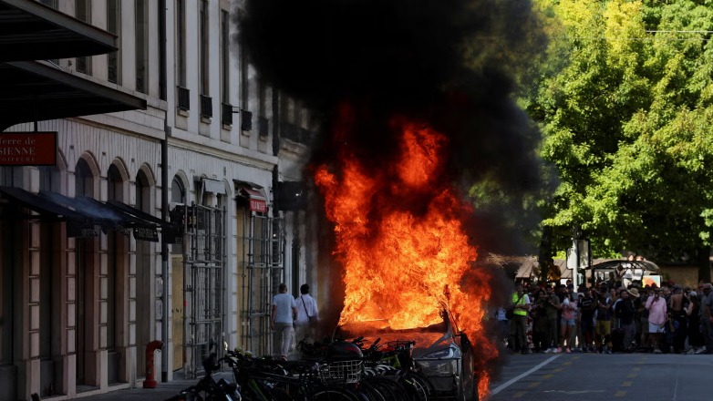 Γενεύη: Διαδηλωτές έβαλαν φωτιά σε ένα αυτοκίνητο Tesla