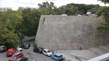 Ηράκλειο: Στη ΜΕΘ 19χρονος μετά από πτώση από τα Ενετικά Τείχη