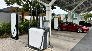 Η Tesla βάζει δωρεάν ηλεκτρικές σκούπες στους σταθμούς φόρτισης της – Ένα μικρό έξτρα που μπορεί να κάνει τη διαφορά