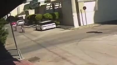 Κορωπί: Ανήλικος με ποδήλατο συγκρούεται με αυτοκίνητο