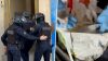 Βίντεο από την έφοδο της ΕΛ.ΑΣ. στις «καβάτζες» των ναρκωτικών σε Νέα Φιλαδέλφεια και Αγίους Αναργύρους