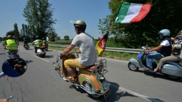 H Piaggio γιορτάζει τα 80 χρόνια της Vespa στην Ρώμη, την “Αιώνια Πόλη”