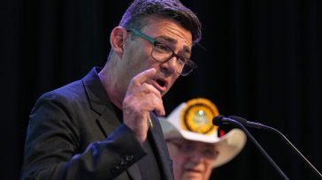 Ο Άντι Μπέρναμ επιβεβαίωσε ότι θα είναι υποψήφιος για τη διαδοχή του Στάρμερ