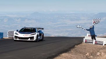 Ανάβαση Pikes Peak: Η Chevrolet Corvette ZR1X διέλυσε το ρεκόρ για μοντέλα παραγωγής και “ακούμπησε τα σύννεφα” σε 9μιση λεπτά