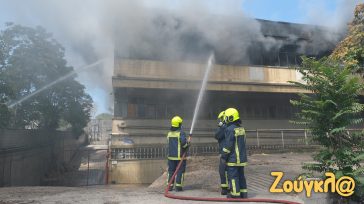 Φωτιά στο Αιγάλεω: Κατέρρευσε η οροφή του εργοστασίου με τα πλαστικά