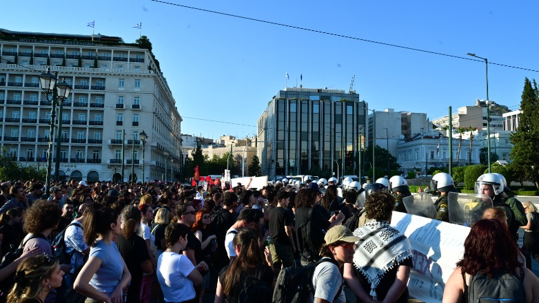 Συγκέντρωση αλληλεγγύης στην πλατεία Συντάγματος για την απεργία πείνας του Αριστοτέλη Χαντζή