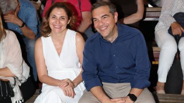 Αλέξης Τσίπρας: Παρακολούθησε επιθεώρηση στον Λυκαβηττό μαζί με τη σύζυγό του, Μπέττυ Μπαζιάνα