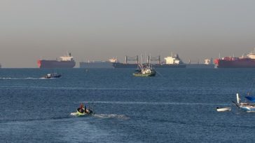 Διεθνής Ναυτιλιακός Οργανισμός: Αναστέλλεται η απομάκρυνση πλοίων και ναυτικών από τα Στενά του Ορμούζ