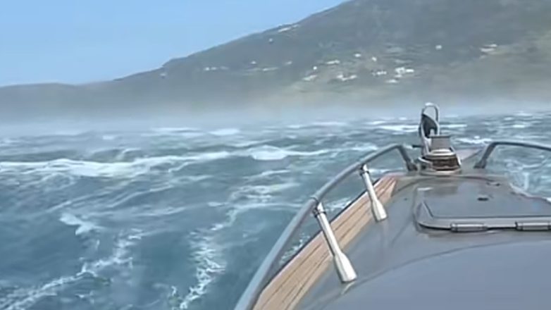 Άνδρος: Φουσκωτό «παλεύει» με τα κύματα