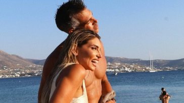 Αθηνά Οικονομάκου: Η εξόρμηση με σκάφος στην Αντίπαρο μετά τον γάμο