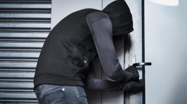 Λαμία: Μπήκε στο σπίτι του και είδε μέσα τρία άτομα να τον κλέβουν