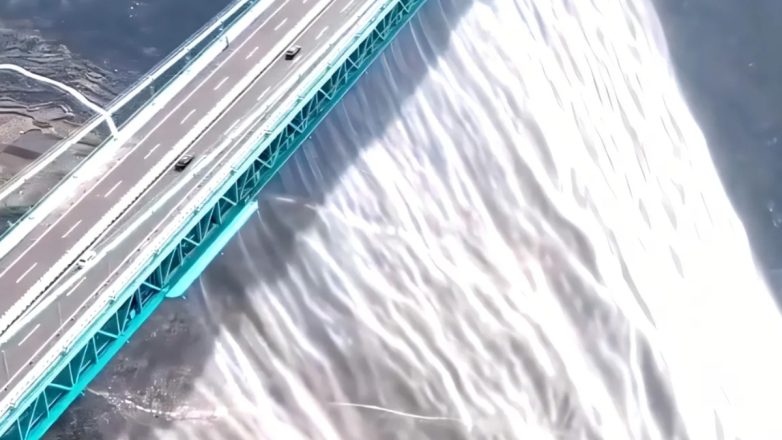 Κίνα: Έφτιαξαν την υψηλότερη γέφυρα του κόσμου στα 625μ. που έχει μέχρι και τεχνητό καταρράκτη (Βίντεο)
