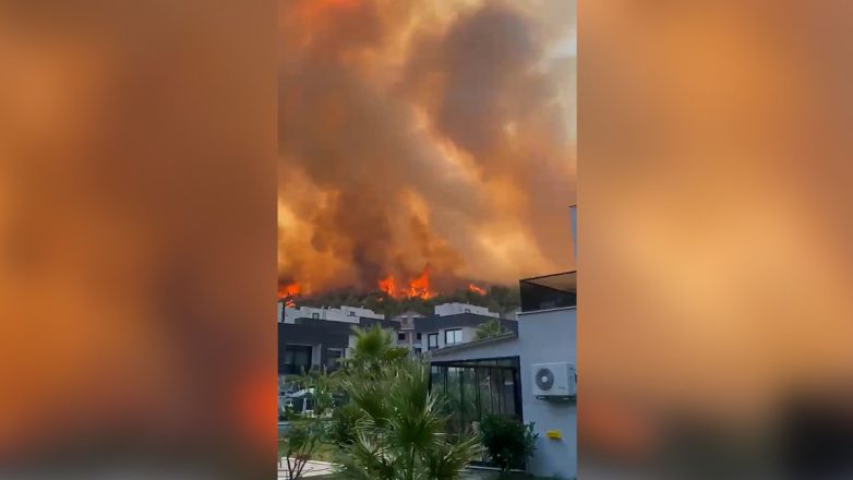 Μαίνεται μεγάλη φωτιά στη Σμύρνη