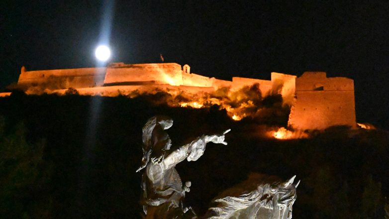 Το «Μπλε Φεγγάρι» λούζει στο φως τον ουρανό