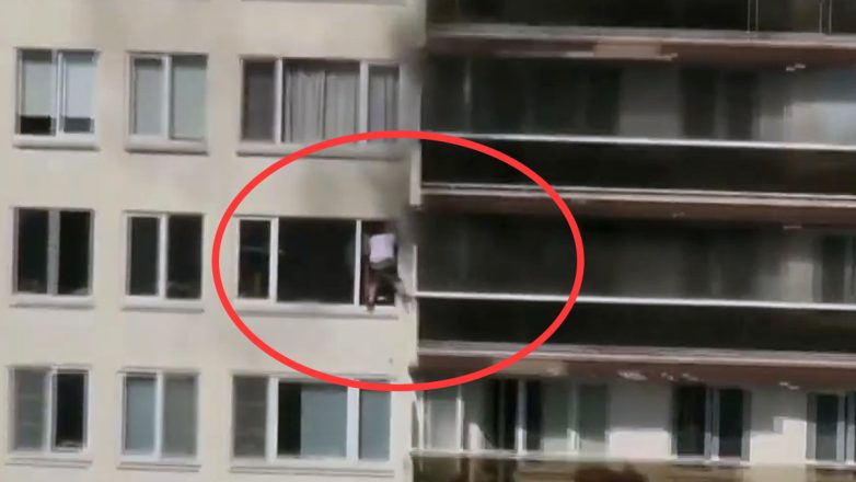 Φωτιά στην Αμβέρσα: Βίντεο με ένοικο του φλεγόμενου κτηρίου να προσπαθεί να σωθεί Φωτιά στην Αμβέρσα: Βίντεο με ένοικο του φλεγόμενου κτηρίου να προσπαθεί να σωθεί