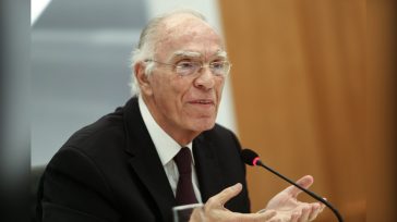 Η πολιτειακή και πολιτική ηγεσία αποχαιρετά τον Βασίλη Λεβέντη