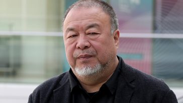 Ο Ai Weiwei ξαναζεί την κράτησή του σε μια performance 24 ωρών
