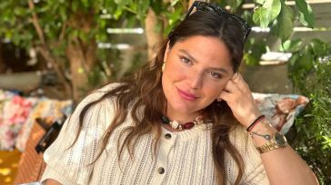 Δανάη Μπάρκα: Απαθανατίζει τον αγαπημένο της, Φάνη Μπότση με το μαγιό του στην παραλία