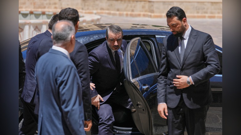 Ο Σύρος Υπουργός Εξωτερικών Άσαντ αλ-Σιμπάνι, στο κέντρο, συνοδευόμενος από τους σωματοφύλακες του, βγαίνει από το αυτοκίνητό του κατά την άφιξή του στο κυβερνητικό μέγαρο του Λιβάνου, στη Βηρυτό