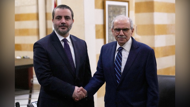 Ο πρωθυπουργός του Λιβάνου, Ναουάφ Σαλάμ, δεξιά, χειραψία με τον υπουργό Εξωτερικών της Συρίας, Ασάαντ αλ-Σιμπάνι, στη Βηρυτό