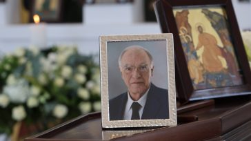 Συγκίνηση στο «τελευταίο αντίο» στον Βασίλη Λεβέντη