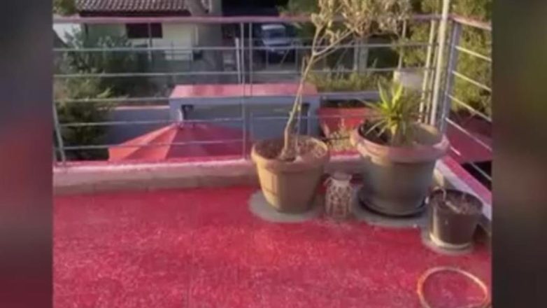 Κόκκινη ουσία «κάλυψε» σπίτια στην Άνοιξη – Το θέαμα που αντίκρισαν οι κάτοικοι Κόκκινη ουσία «κάλυψε» σπίτια στην Άνοιξη – Το θέαμα που αντίκρισαν οι κάτοικοι