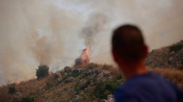 Εκατοντάδες συλλήψεις για εμπρησμούς στην Αττική