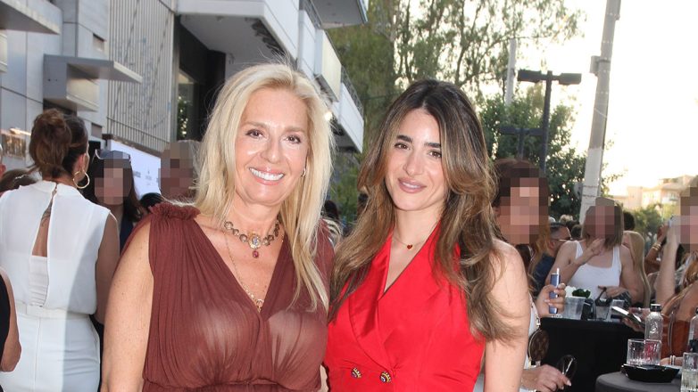 Έλενα Μακρή: Σπάνια κοσμική εμφάνιση με την κούκλα κόρη της, Φιλίππα Λυμπέρη Έλενα Μακρή: Σπάνια κοσμική εμφάνιση με την κούκλα κόρη της, Φιλίππα Λυμπέρη